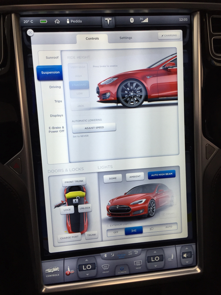 Tesla Model S - 2016 Touchscreen - Martin Bernhardt (cc-by-sa)